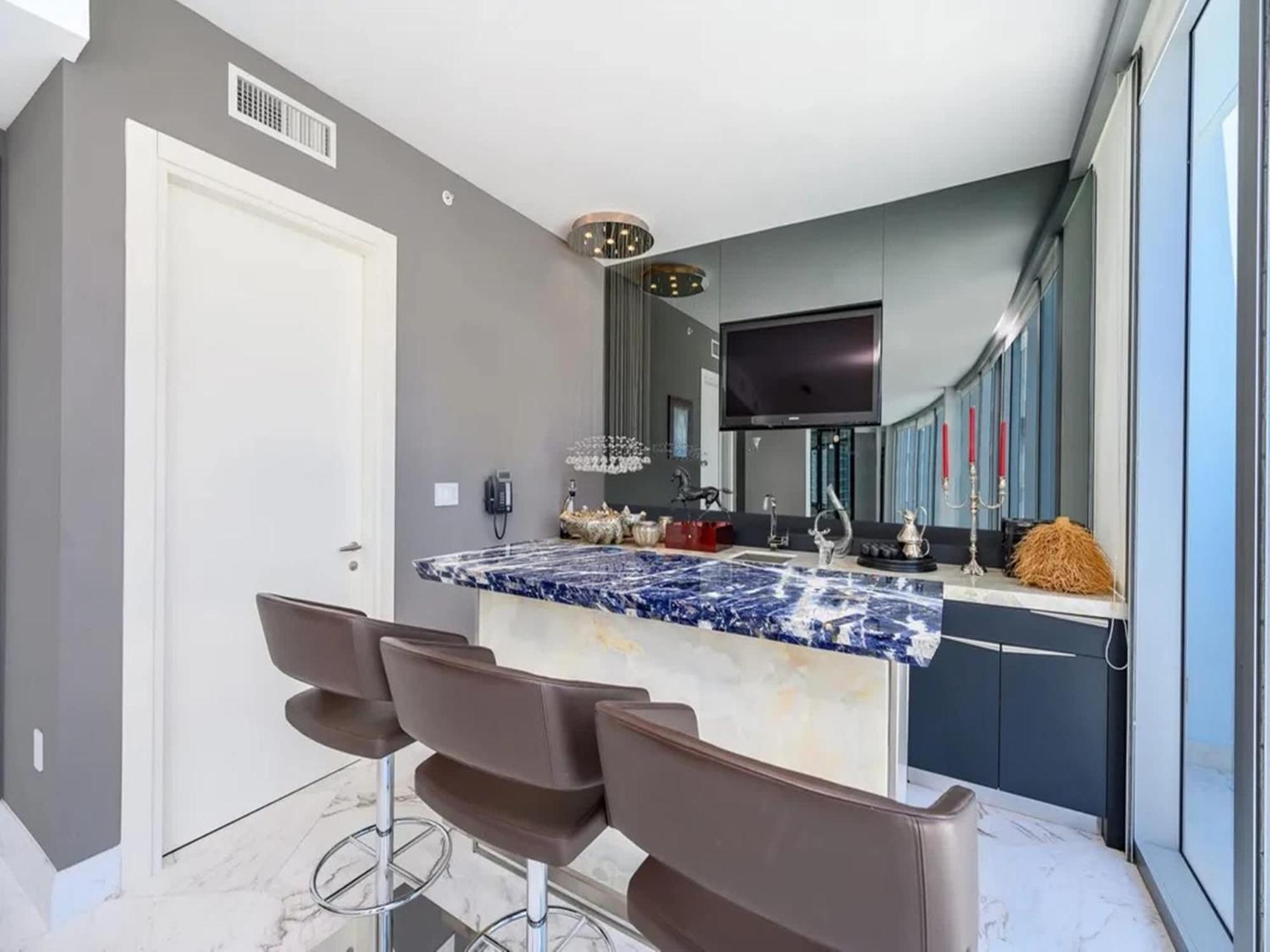 Penthouse With Bay Views In Downtown