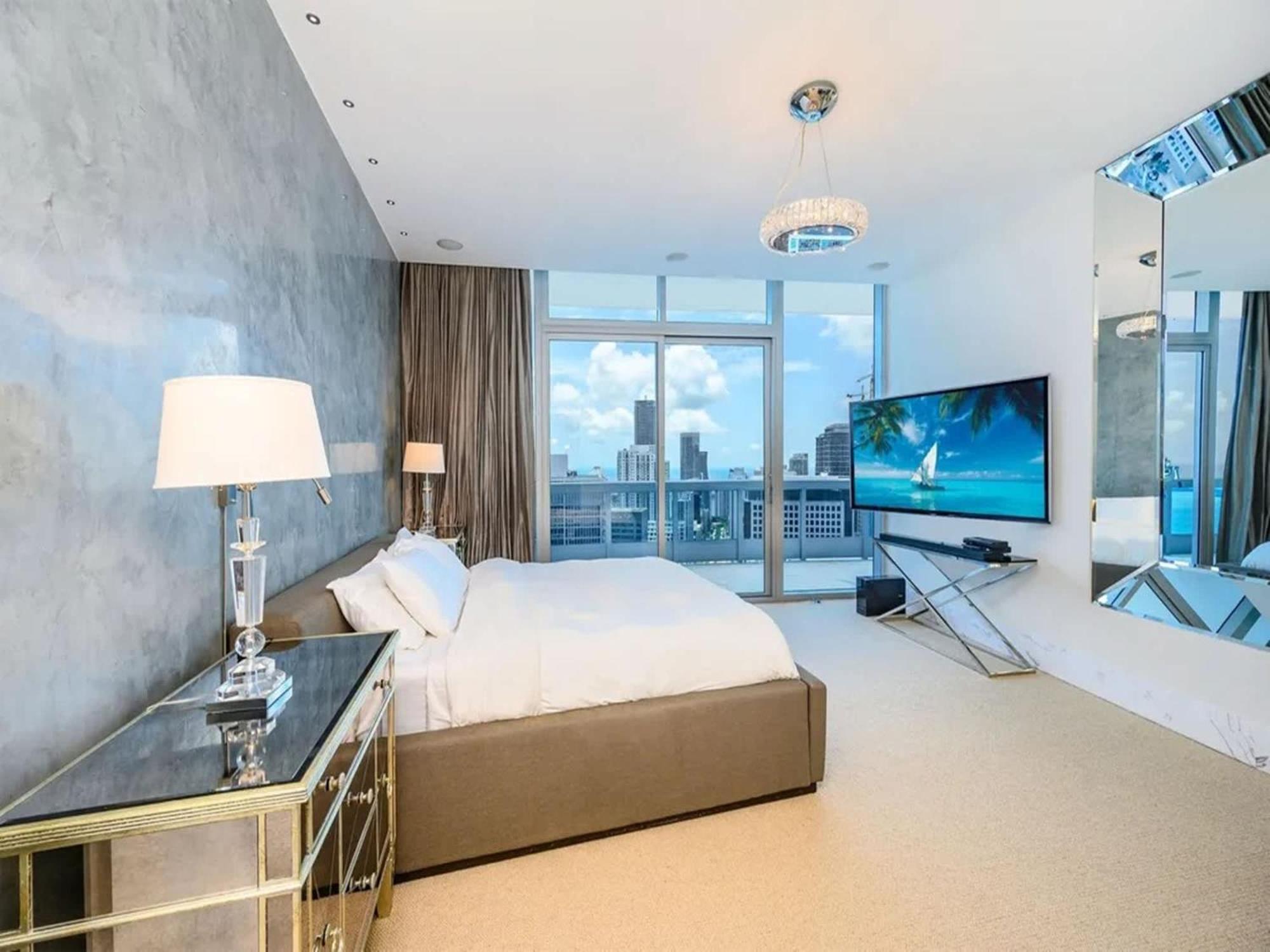 Penthouse With Bay Views In Downtown *