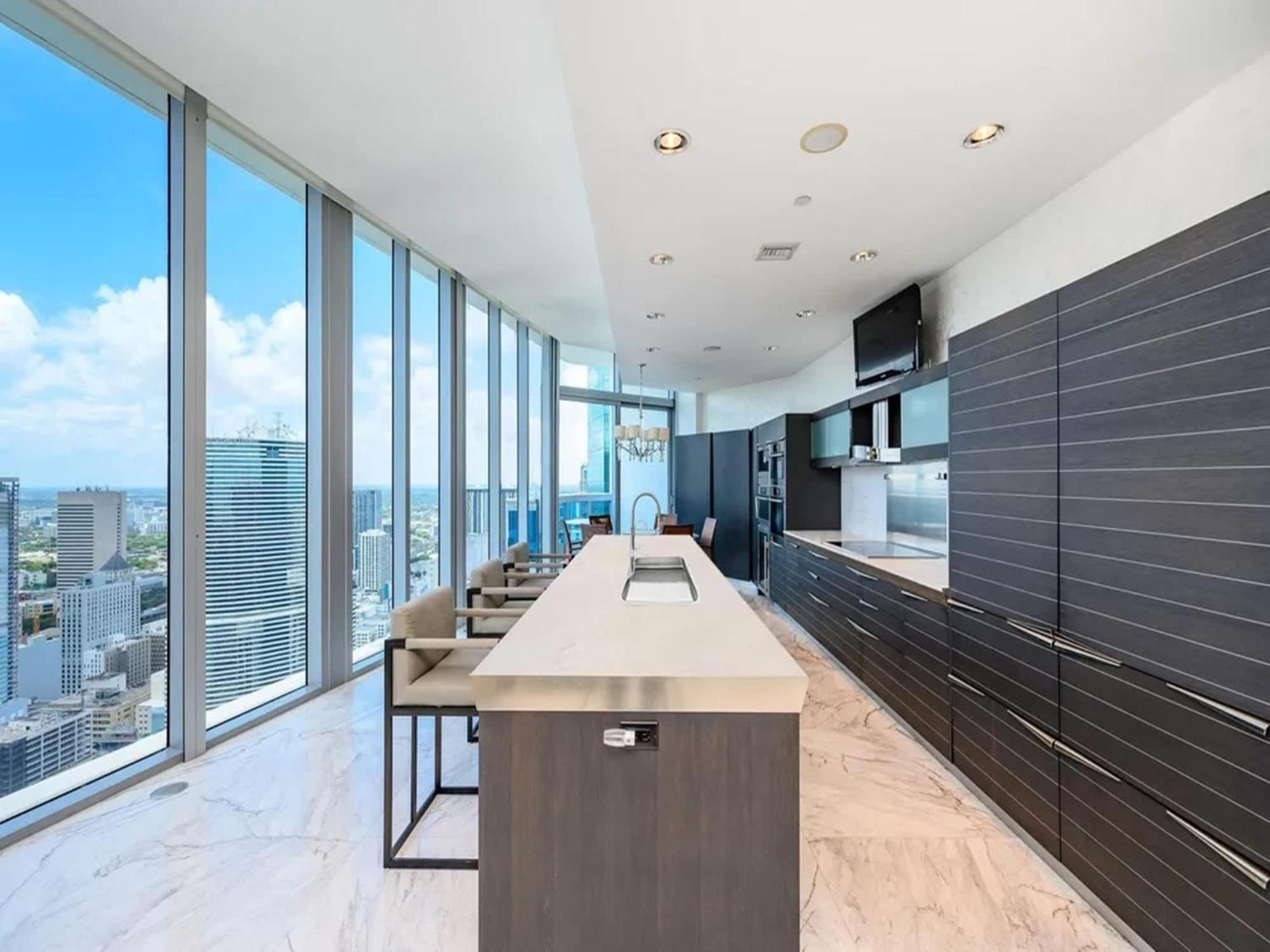 Penthouse With Bay Views In Downtown *