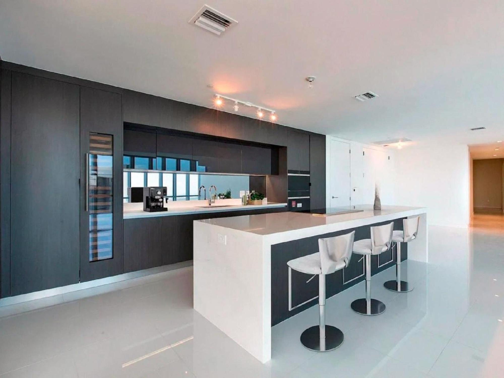 Penthouse With Panoramic Views In Downtown *